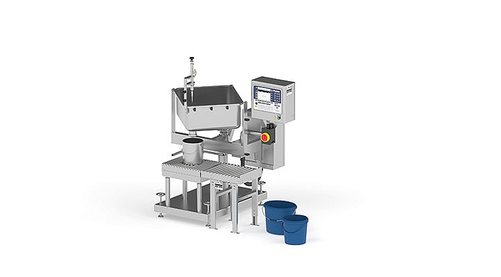 Eine moderne Abfüllanlage mit einem großen Behälter und einem Eimer, bereit für die Abfüllung.