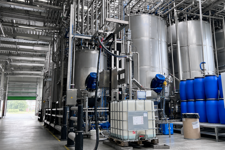 Produktionsanlage bei WEILBURGER Graphics mit Edelstahltanks, Rohrleitungssystem und FRICKE Dosier- und Abfülltechnik.