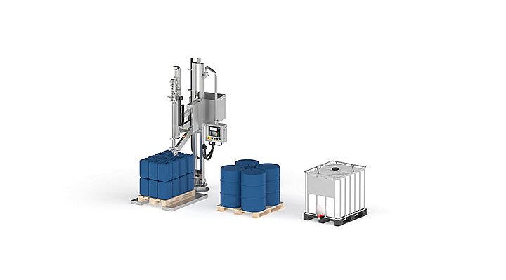 Das Bild zeigt eine moderne Abfüllanlage, die Kanister auf eine Palette mit einem Ventil befüllen, während ein IBC-Behälter und weitere Fässer daneben steht.