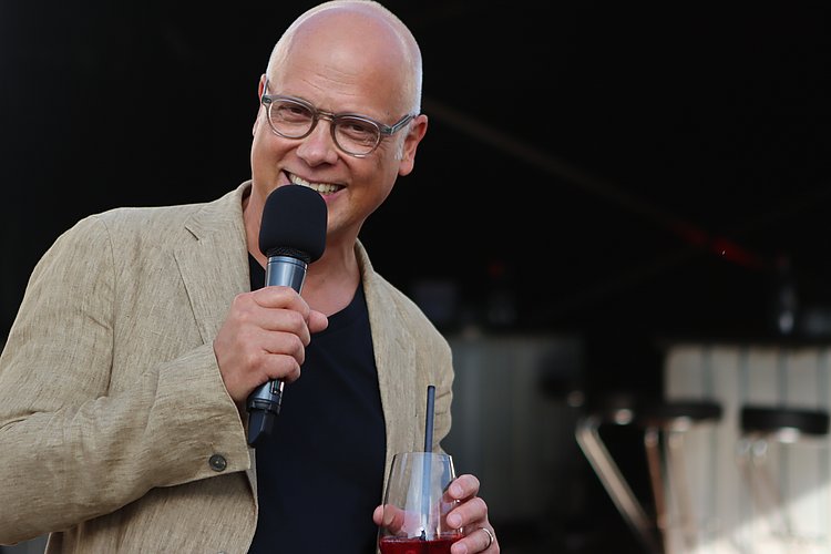 The picture shows CEO Bernd Fricke giving the anniversary speech. 
