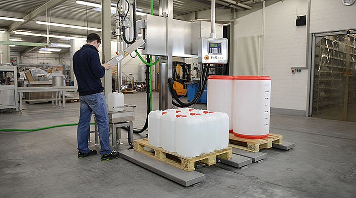 Eine ergonomische Abfüllanlage FFS 21 von Fricke wird von einem Mitarbeiter bedient.