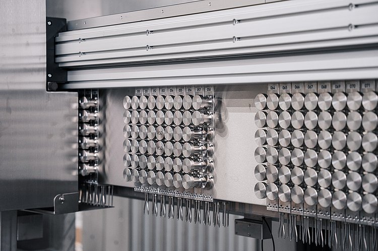 Das Bild zeigt ein fortschrittliches Dosiersystem mit einer Vielzahl von Metallkomponenten und einer klaren, strukturierten Anordnung.