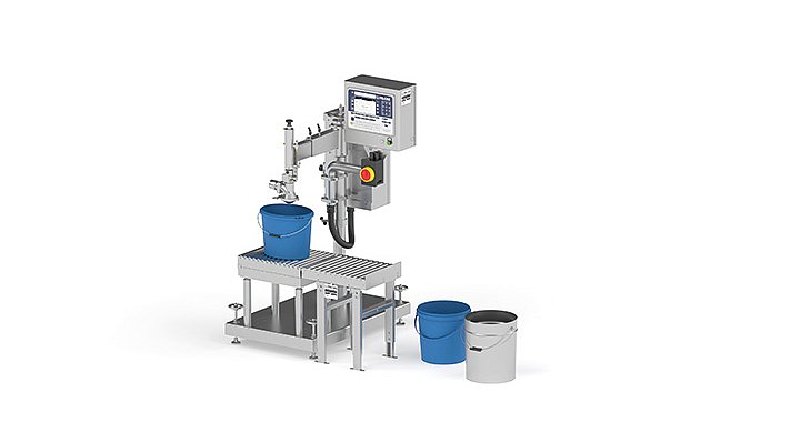 Die Abfüllanlage zeigt eine präzise Steuerungseinheit und Eimer, die für die Befüllung bereitstehen.