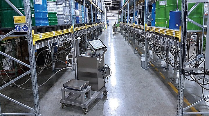 Semiautomatisches Dosiersystem SDS zur präzisen, sicheren und mobilen Dosierung direkt im Rohstofflager per Barcode-Scan.