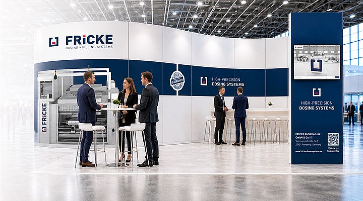 Der Messestand von FRICKE zeigt innovative Dosiersysteme, umgeben von interessierten Besuchern auf einer Messe.