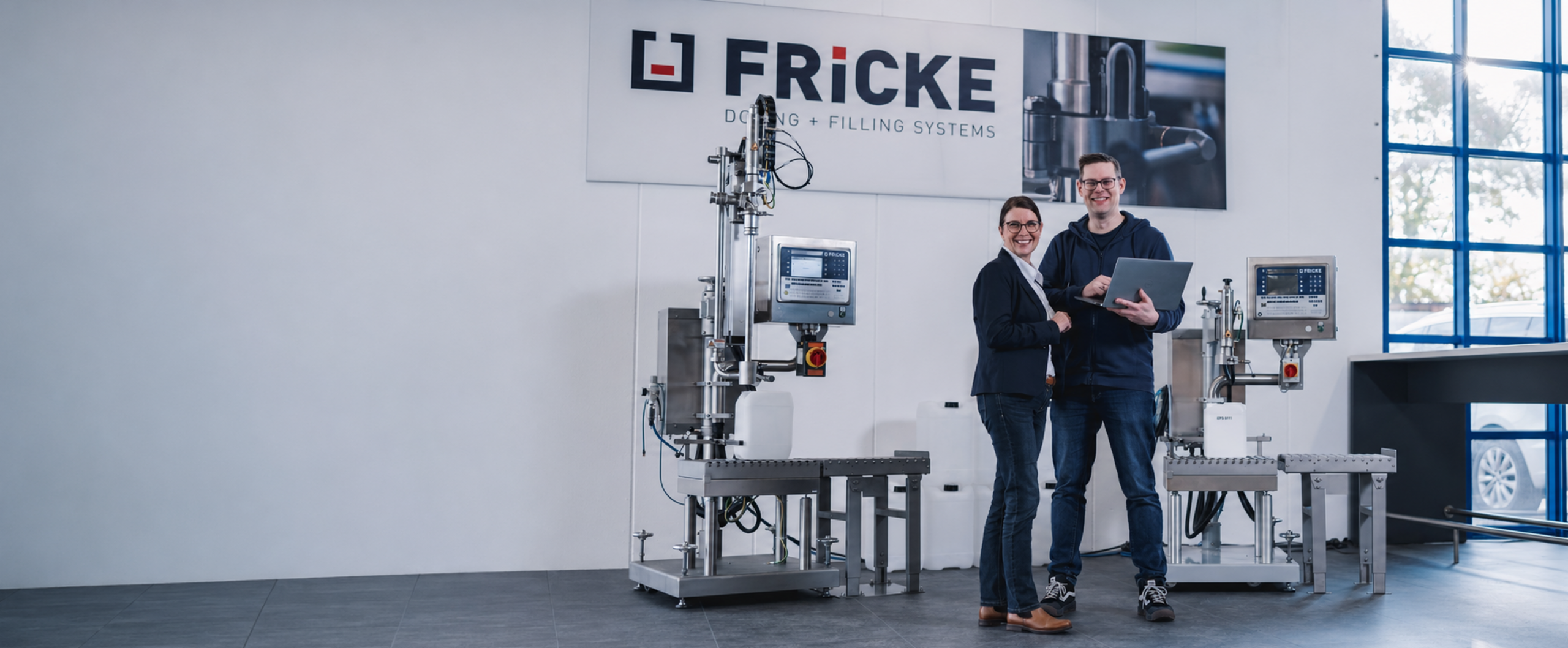 FRICKE Mitarbeitende an Abfüllanlagen für Flüssigkeiten in der Produktion