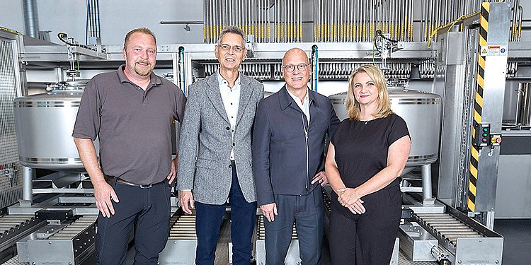 Mitarbeiter von Fricke Abfülltechnik und Hertz & Selck vor einer neuen Duplex-Dosieranlage als Symbol ihrer Partnerschaft in der Aromenproduktion.