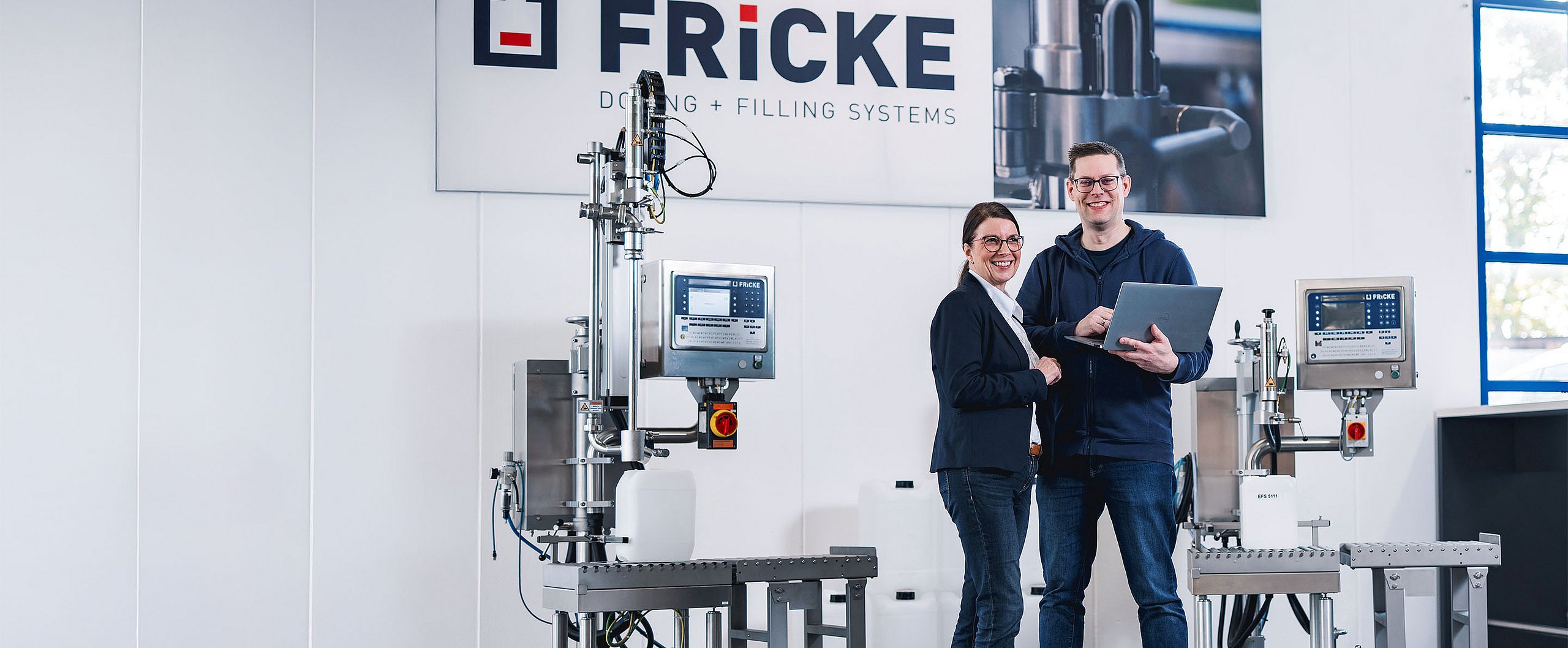 FRICKE Mitarbeitende an Abfüllanlagen für Flüssigkeiten in der Produktion