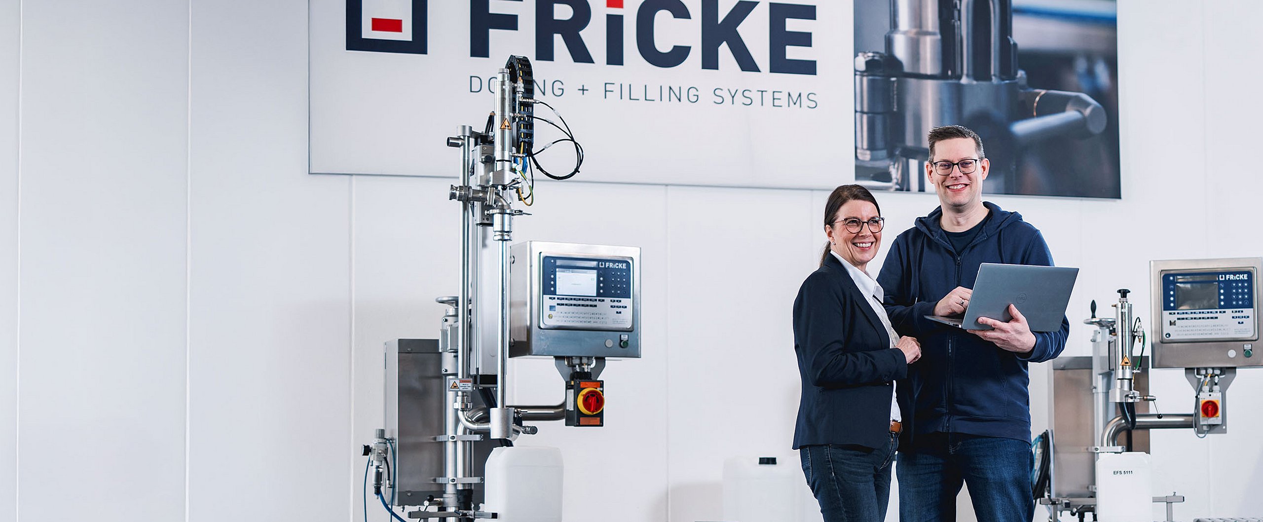 FRICKE Mitarbeitende an Abfüllanlagen für Flüssigkeiten in der Produktion