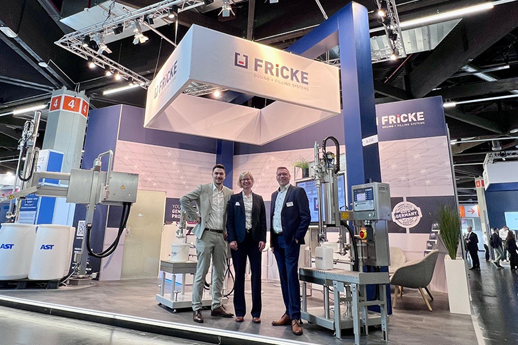 Fricke's Messestand bietet eine Übersicht von Dosier- und Abfüllanlagen, mit einem klaren Fokus auf Funktionalität und modernem Design.