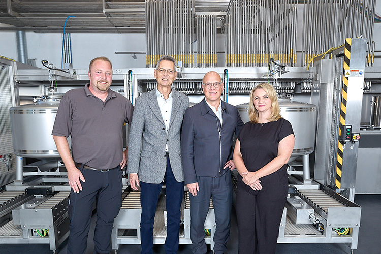 Mitarbeiter von Fricke Abfülltechnik und Hertz & Selck vor einer neuen Duplex-Dosieranlage als Symbol ihrer Partnerschaft in der Aromenproduktion.