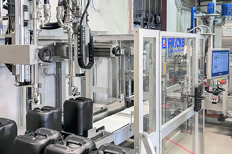 Die Anlage von Fricke zeigt eine automatisierte Abfüllung, bei der Kanister präzise gefüllt und überwacht werden.