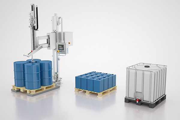 Das Bild zeigt eine moderne Abfüllanlage mit blauen Fässern sowie Kanistern auf einer Palette und einem weißen IBC.