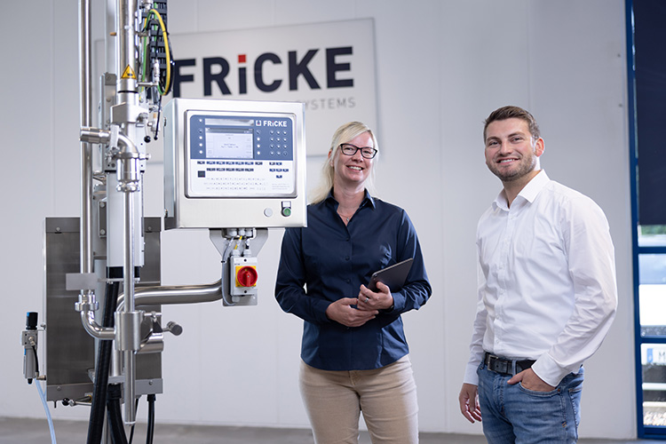 Two FRICKE specialists present an industrial filling system for the precise filling of liquids.