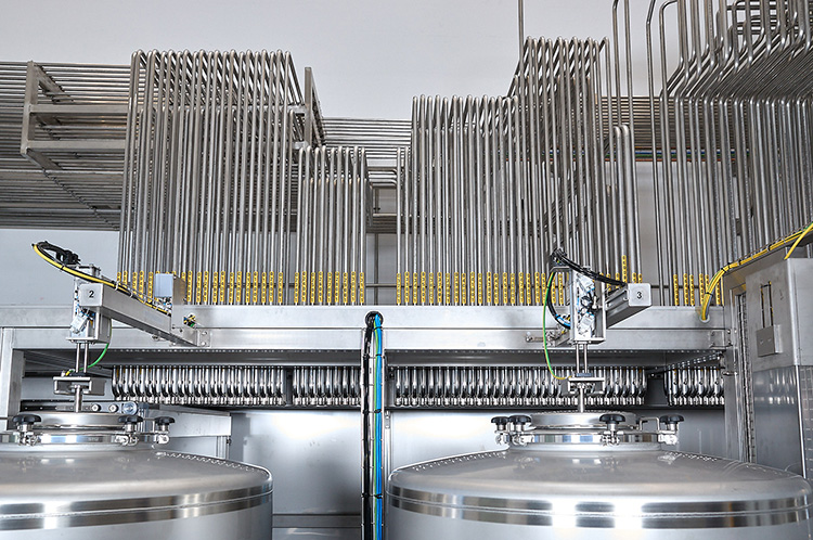 Eine komplexe Anordnung von Rohren und Tanks in einer industriellen Umgebung, die für die Lagerung von Materialien genutzt wird.