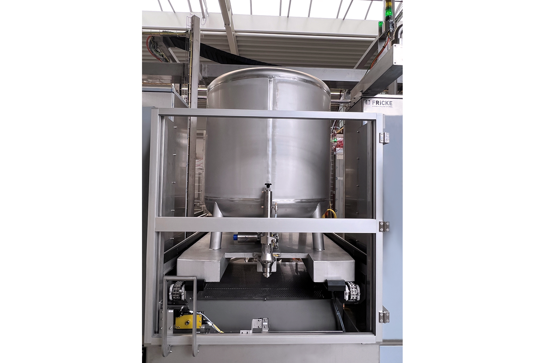 Ein hochmoderner, silberner Behälter ist in einem technischen Umfeld platziert, mit sichtbaren Steuerungen und einem klaren Design.