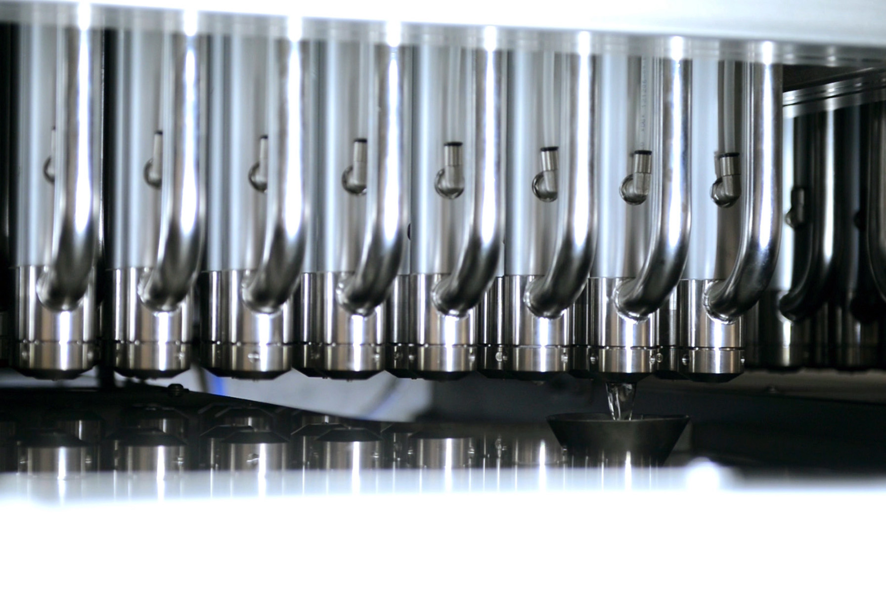 Eine Gruppe von Dosierventilen, die in einer modernen Anlage arbeiten und Flüssigkeit kontrolliert abgeben.