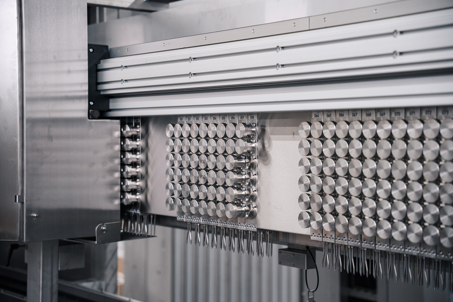 Das Bild zeigt ein fortschrittliches Dosiersystem mit einer Vielzahl von Metallkomponenten und einer klaren, strukturierten Anordnung.